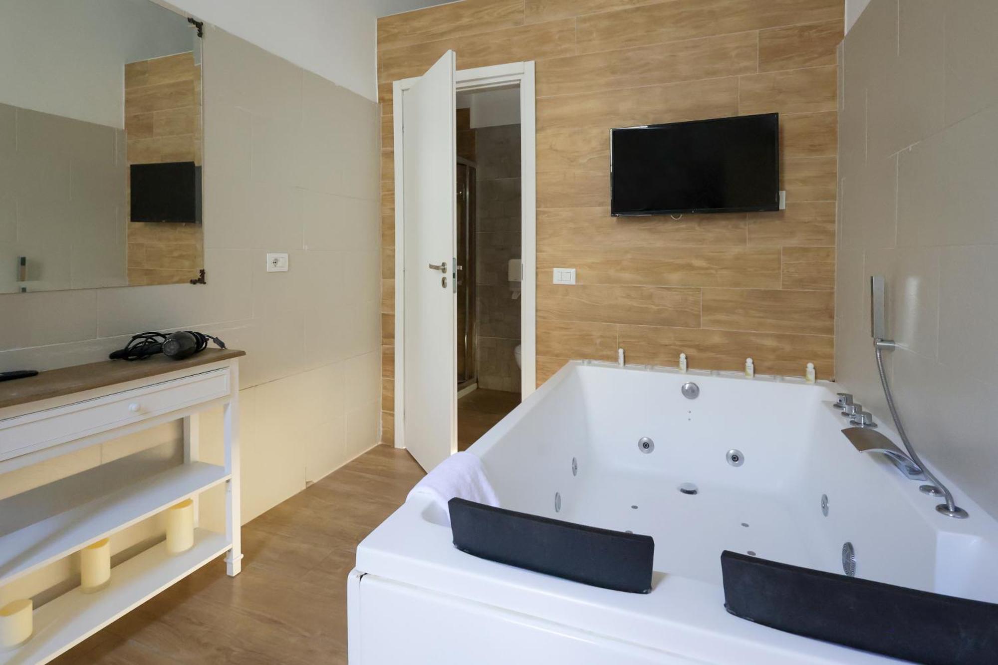 Boutique Toledo Hotel Naples Exterior photo